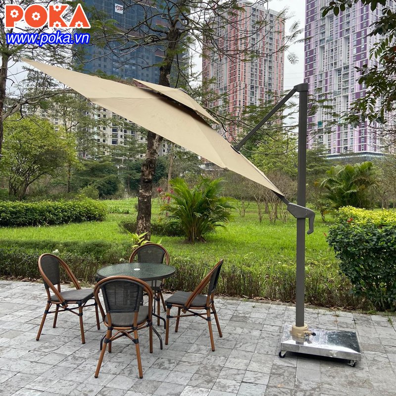 Bàn ghế ngoài trời textilene TTL-01 được kết hợp với ô dù lệch tâm vuông nhôm nhập khẩu cao cấp màu nâu