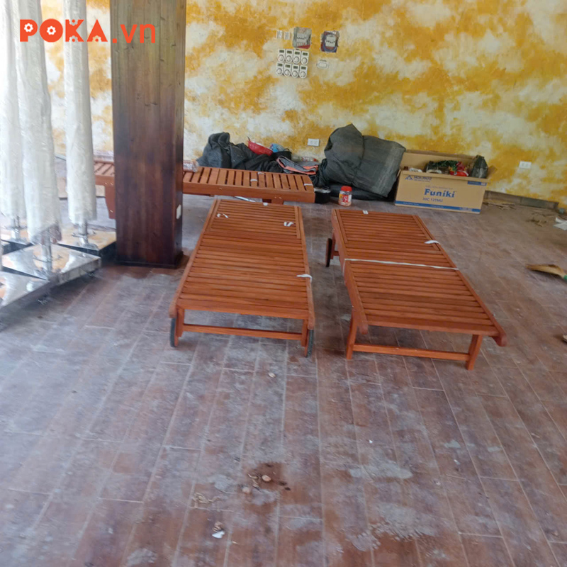 Hình 1: Ghế bể bơi được tập kết tại khu nghỉ dưỡng