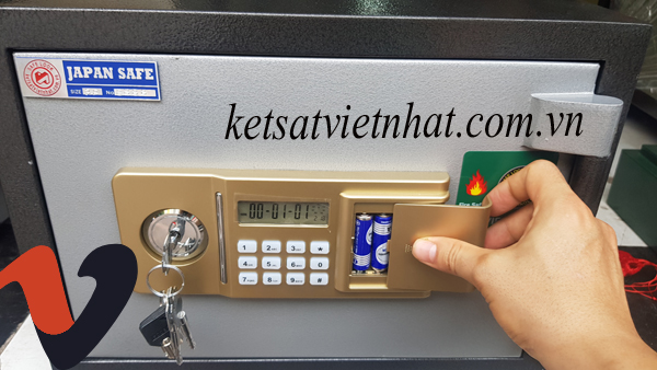 Thay PIN két sắt điện tử Việt Nhật dễ dàng ngay bên ngoài