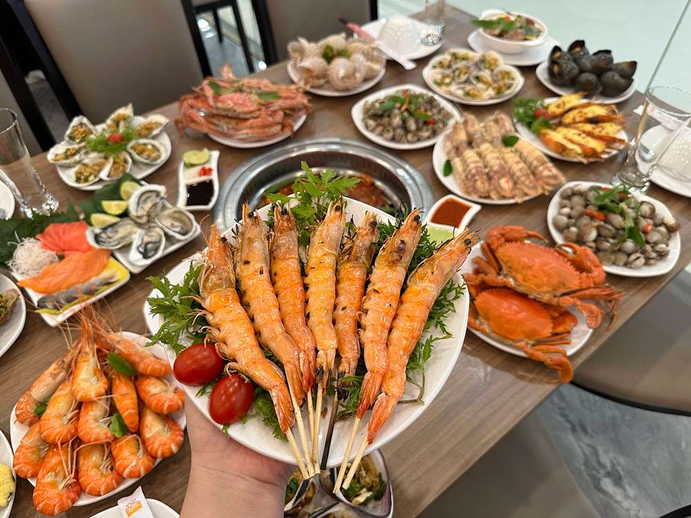 Ẩm thực với nhiều món ăn hải sản tươi sống