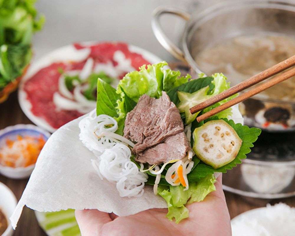 Bánh tráng phơi sương cuốn thịt