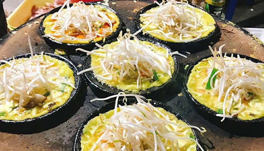 Những chiếc bánh xèo Phan Thiết giòn rụm nhỏ xinh