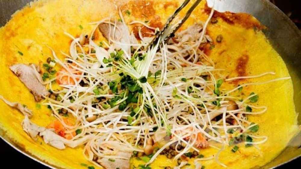 Cách đổ bánh xèo miền Tây đúng chuẩn