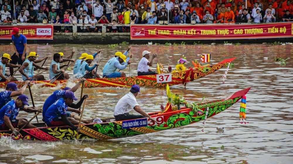 Các cuộc đua ghe Ngo truyền thống