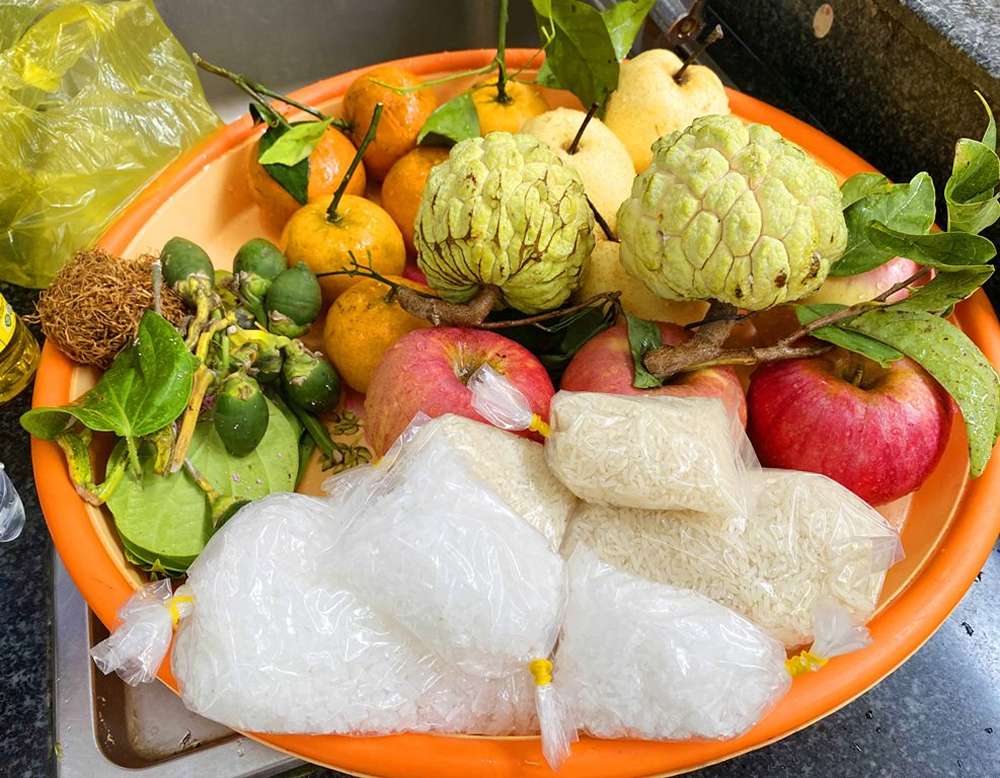 Mâm lễ hoa quả tươi sạch đẹp để cúng Bà
