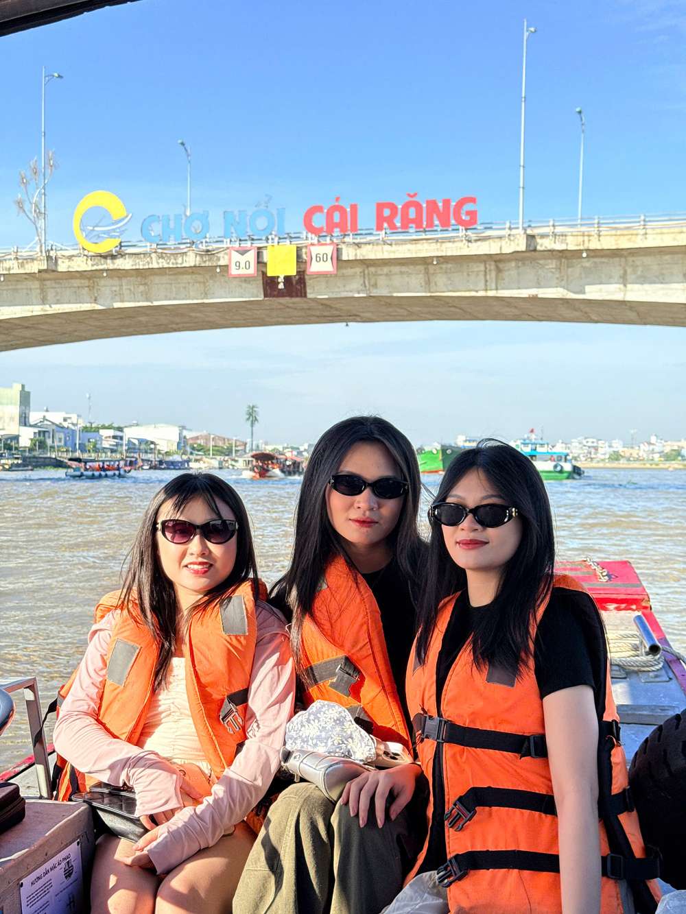 Du khách trải nghiệm tham quan chợ nổi Cái Răng