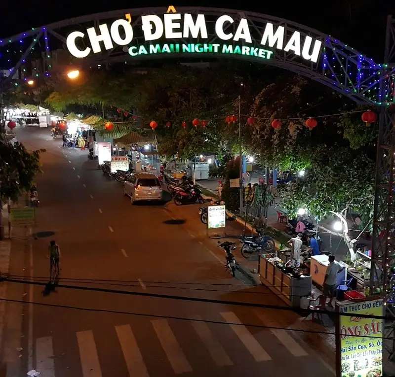 Chợ đêm Cà Mau lên đèn với nhiều gian hàng mua bán