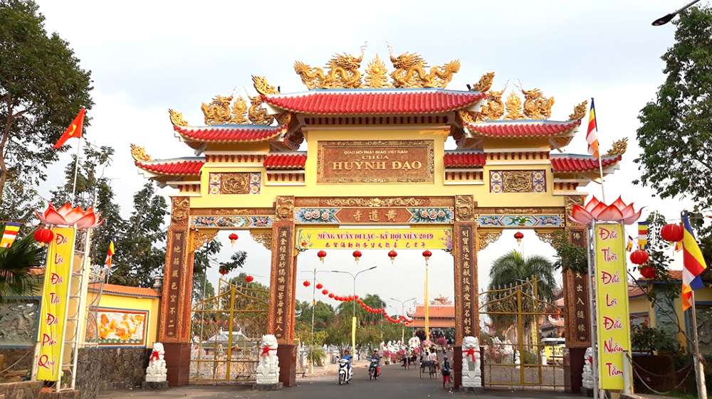 Cổng chùa Huỳnh Đạo