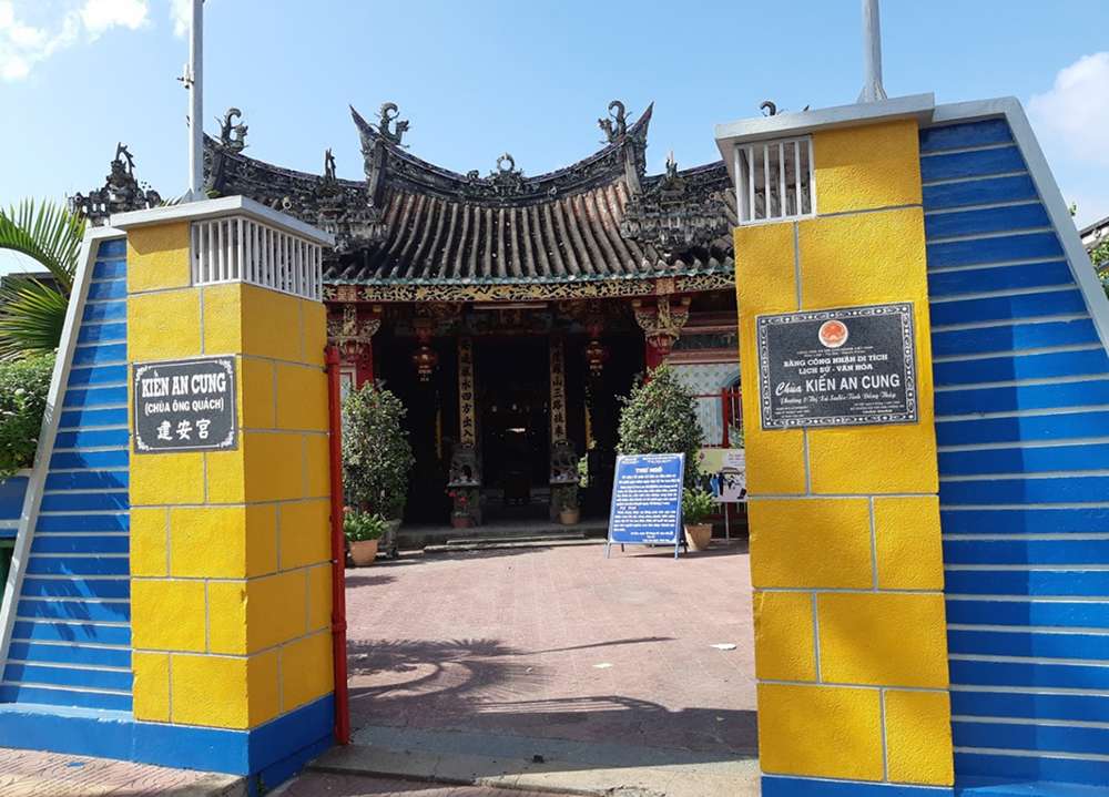 Cổng chùa Kiến An Cung