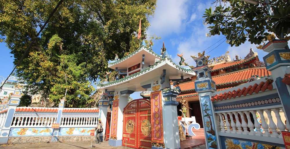 Cổng đình Nguyễn Trung Trực