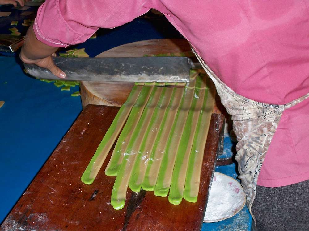 Công đoạn cán và cắt kẹo