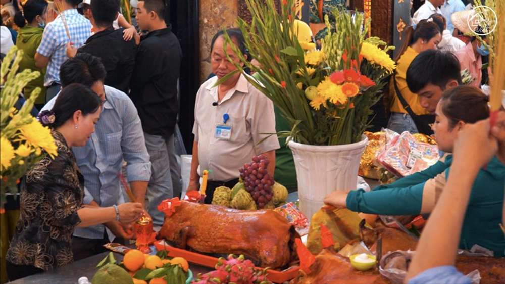 Dâng mâm lễ tại lễ hội Chùa Bà Chúa Xứ