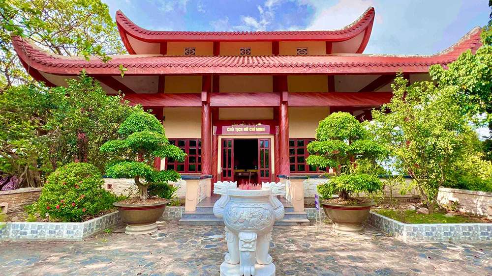 Tham quan đền thờ Bác Hồ