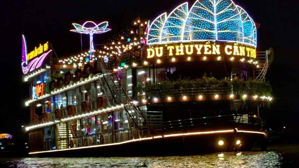 Đi du thuyền ngắm thành phố