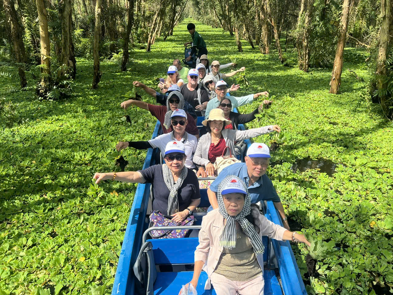 Đi xuồng ba lá xuyên rừng tràm