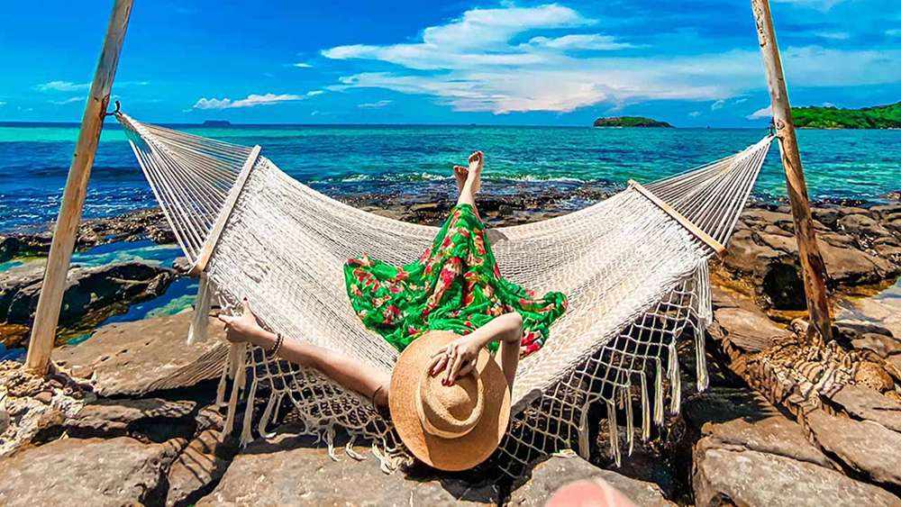 Du khách check-in Hòn Móng Tay