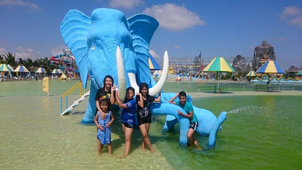 Du khách thích thú với các hoạt động vui chơi tại khu du lịch Nhà Mát