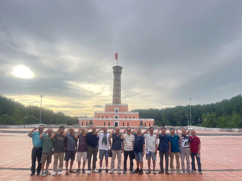 Du khách tham quan và check-in tại Biểu tượng cột cờ Hà Nội