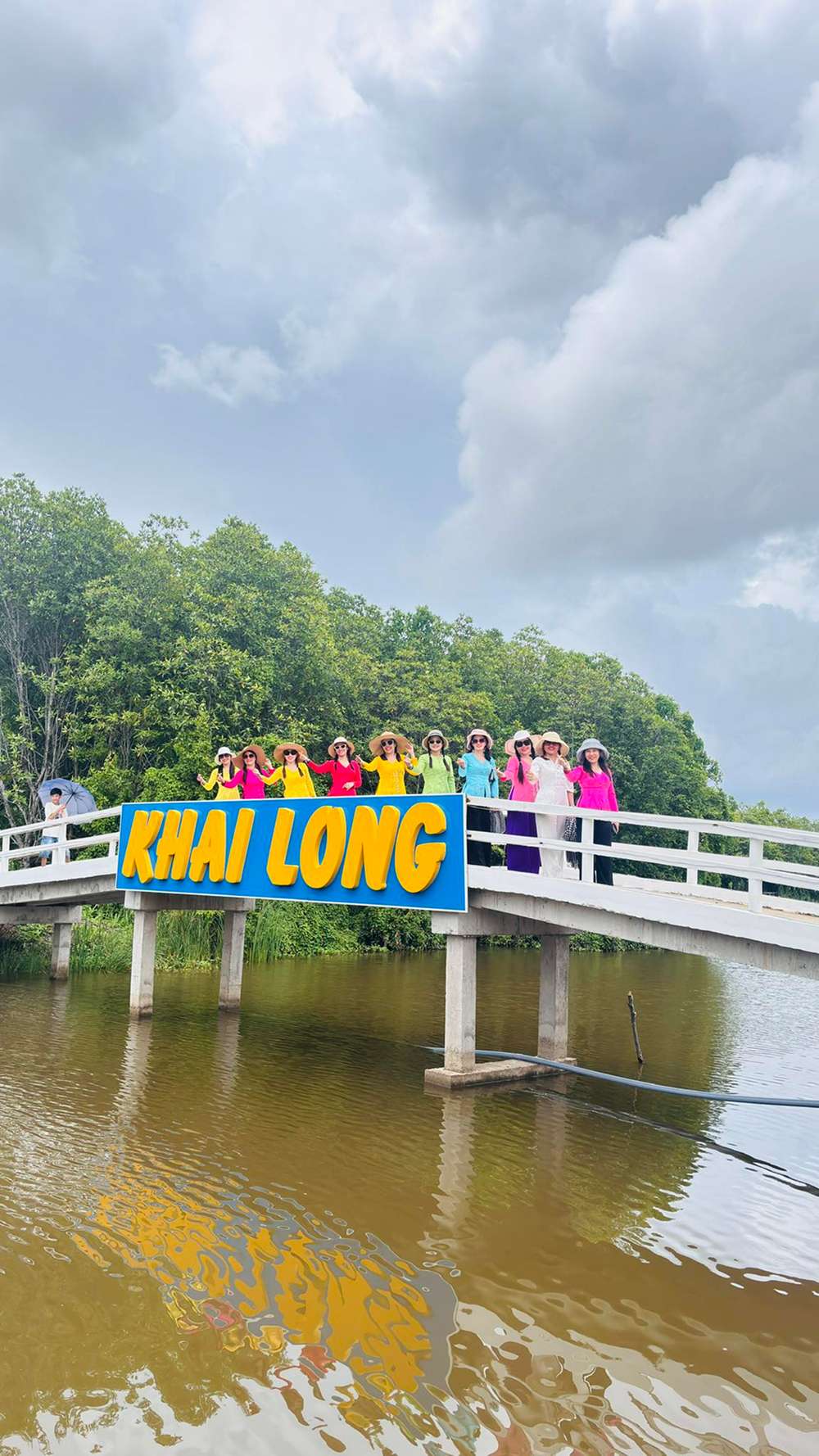 Du khách trải nghiệm khu du lịch Khai Long