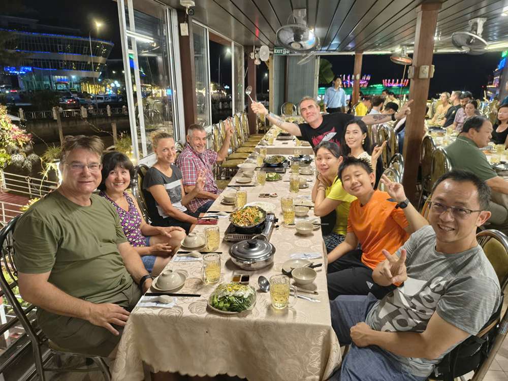 Du khách thưởng thức ẩm thực miền Tây