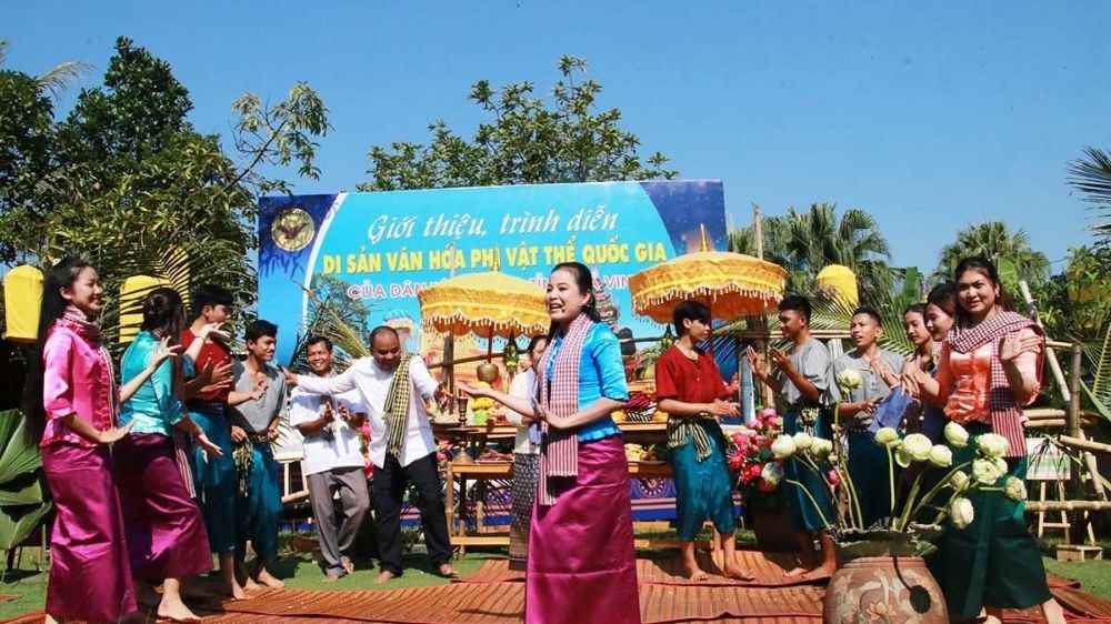 Du lịch kết hợp lễ hội Ok Om Bok