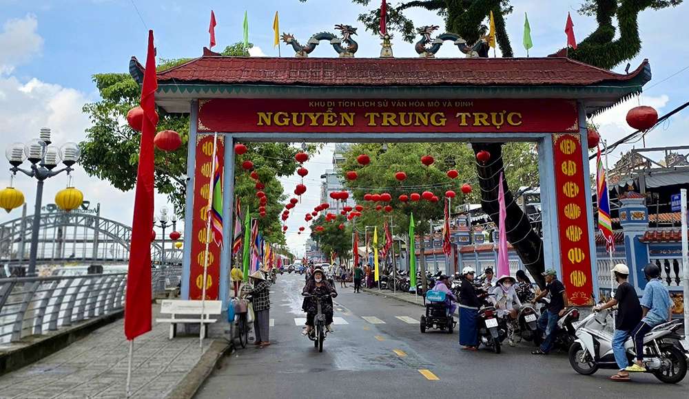 Đường vào Đình Nguyễn Trung Trực