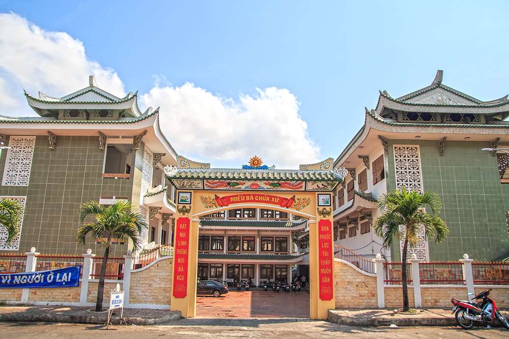 Chùa Bà Chúa Xứ trên sườn Núi Sam uy nghiêm