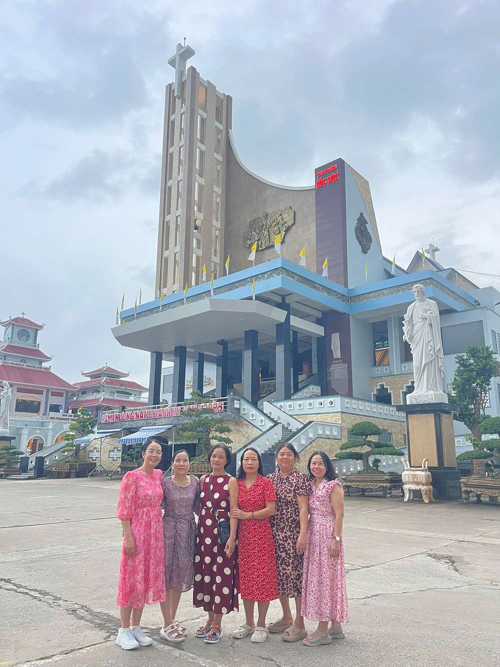 Hình ảnh du khách tham quan nhà thờ Tắc Sậy