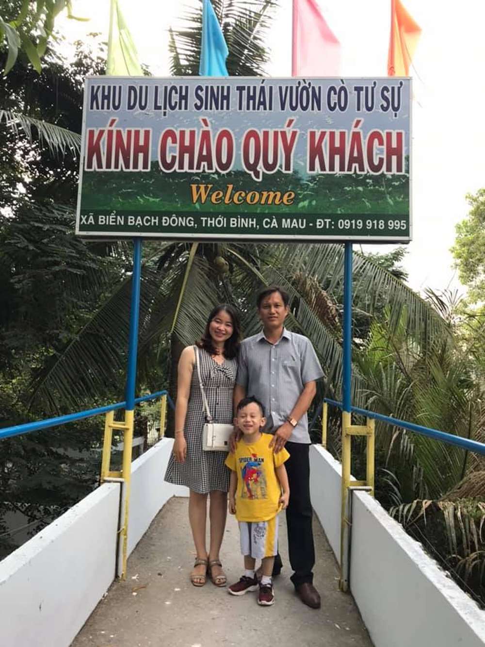 Du khách đến tham quan vườn cò Tư Sự