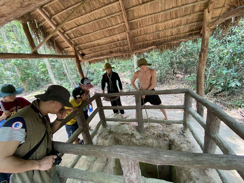 Hình ảnh du khách đang tham quan Địa đạo