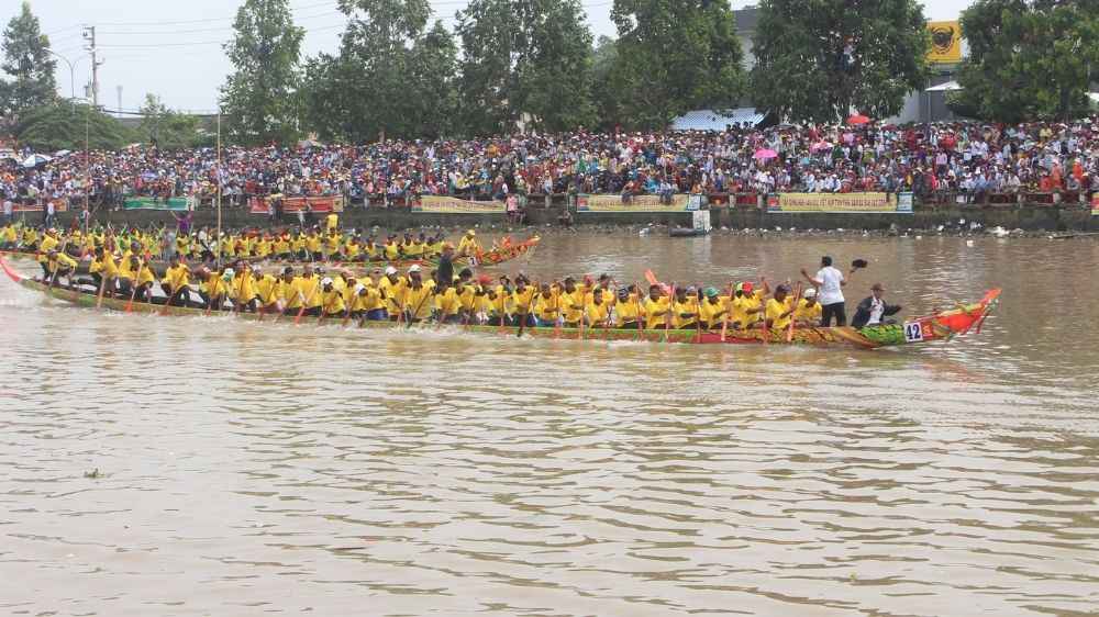 Không gian lễ hội quanh khu vực đua ghe Ngo