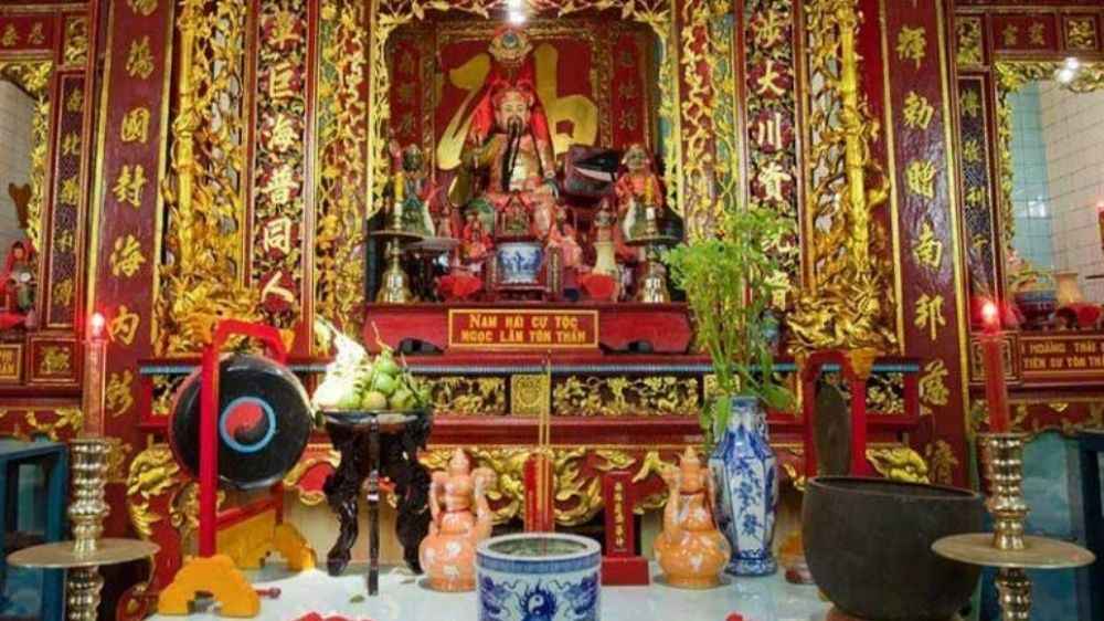 Khu vực thờ cúng chính