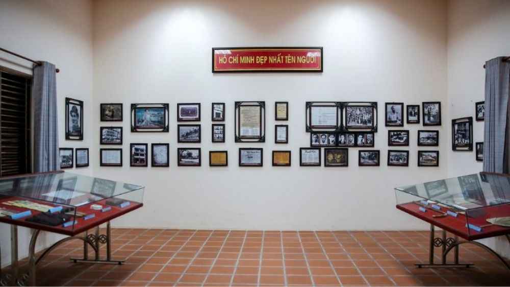 Khu trưng bày và nhà truyền thống Chủ tịch Hồ Chí Minh