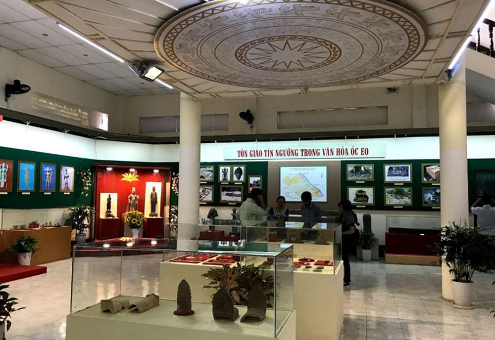 Khu vực trưng bày văn hoá Óc Eo