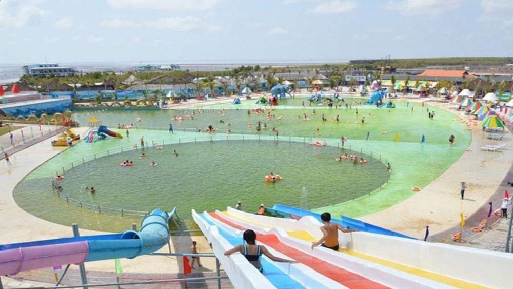 Khu vực bãi tắm thu hút du khách