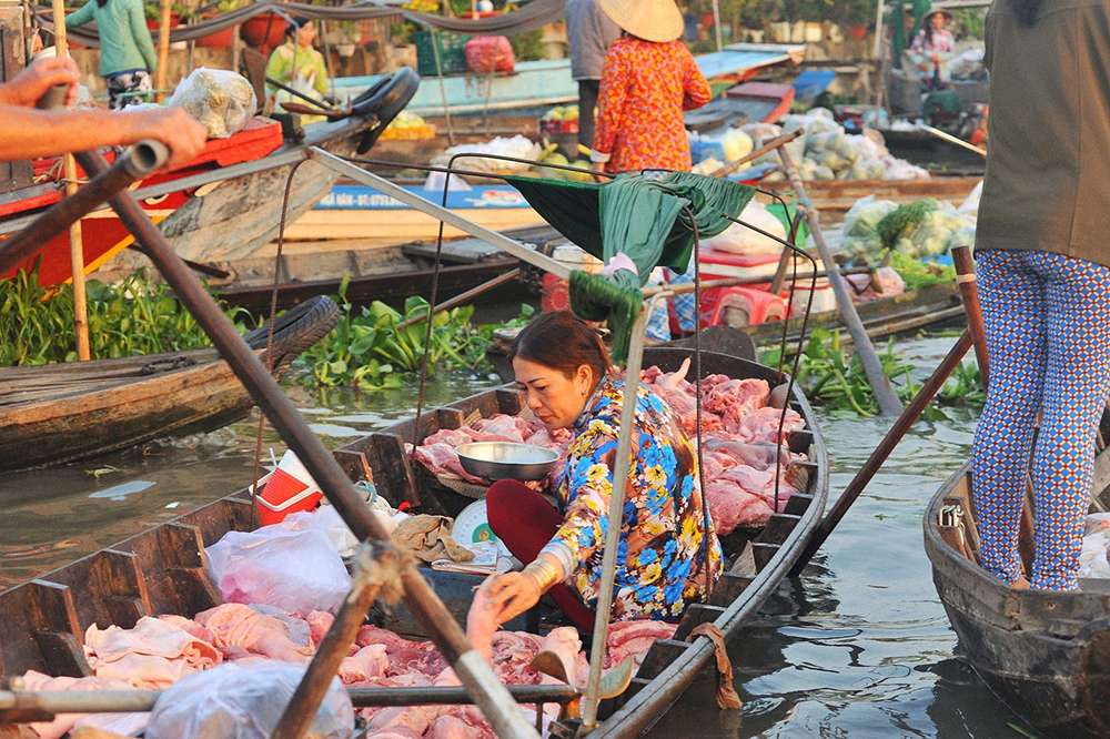 Khung cảnh buôn bán tấp nập với nhiều mặt hàng tại chợ nổi Ngã Năm