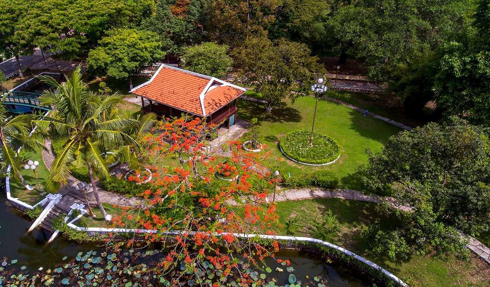 Khuôn viên khu du lịch mộ cụ Nguyễn Sinh Sắc