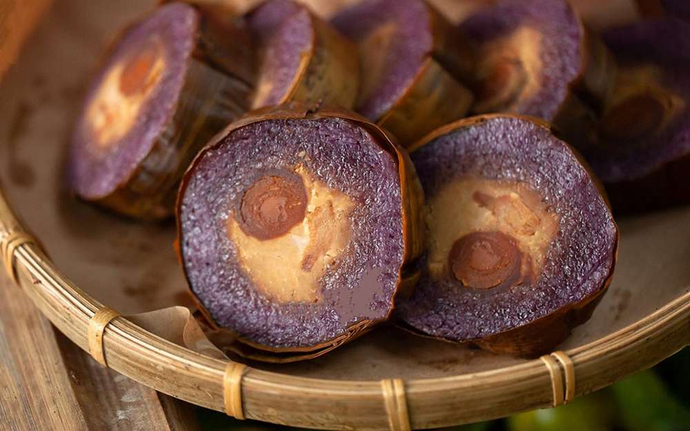 Màu tím đặc trưng của món bánh tét lá cẩm