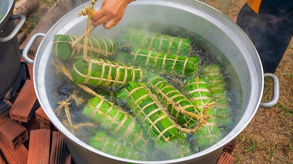 Luộc bánh tét trong nồi to, ngập nước