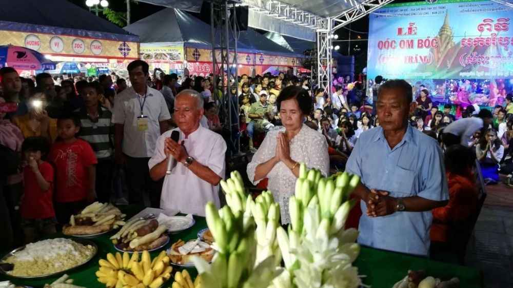 Nghi thức dâng lễ vật lễ hội Ok Om Bok