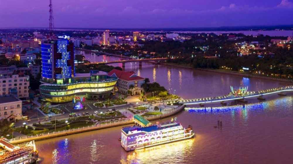 Nhà hàng du thuyền trên sông Hậu