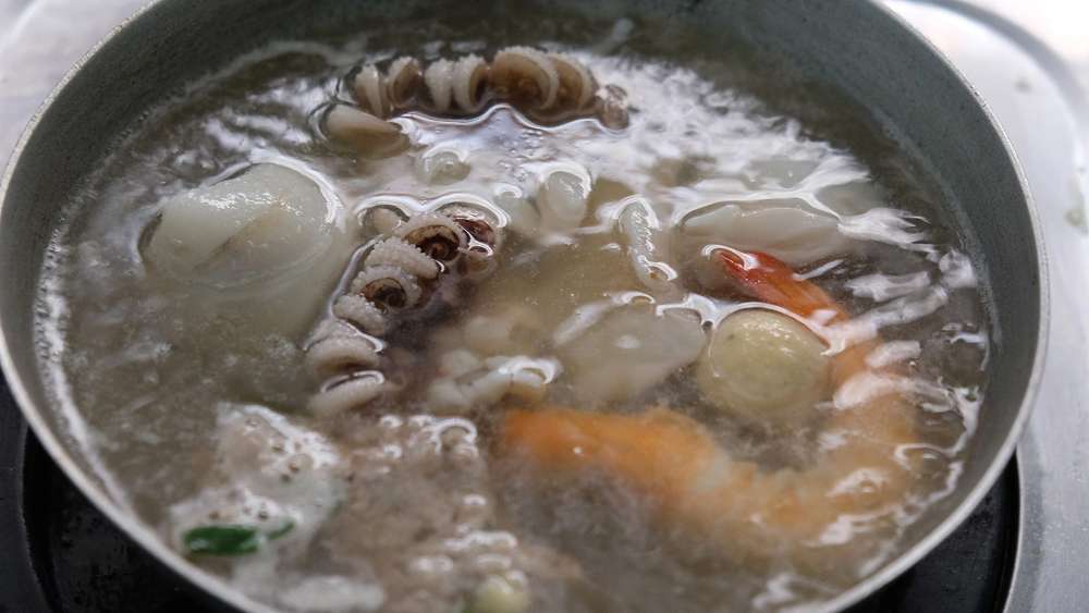 Nước dùng ngọt thành của món hủ tiếu