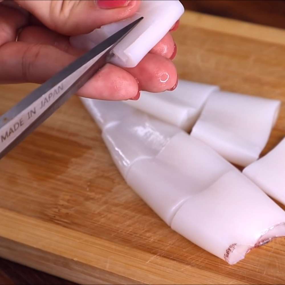 Sơ chế mực cho món lẩu mắm