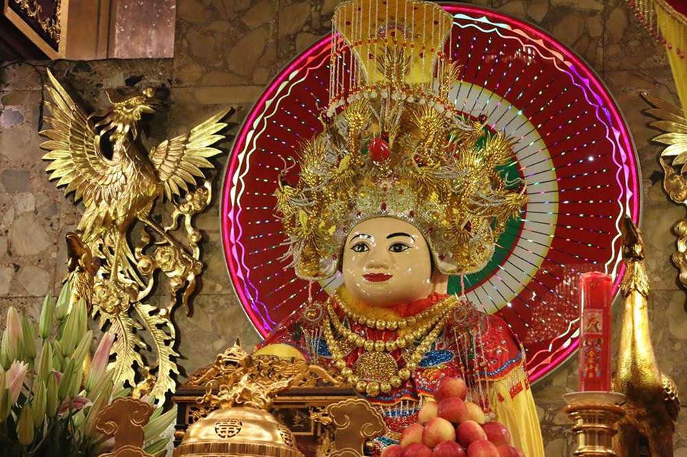 Tượng Bà Chúa Xứ linh thiêng trong điện thờ chính