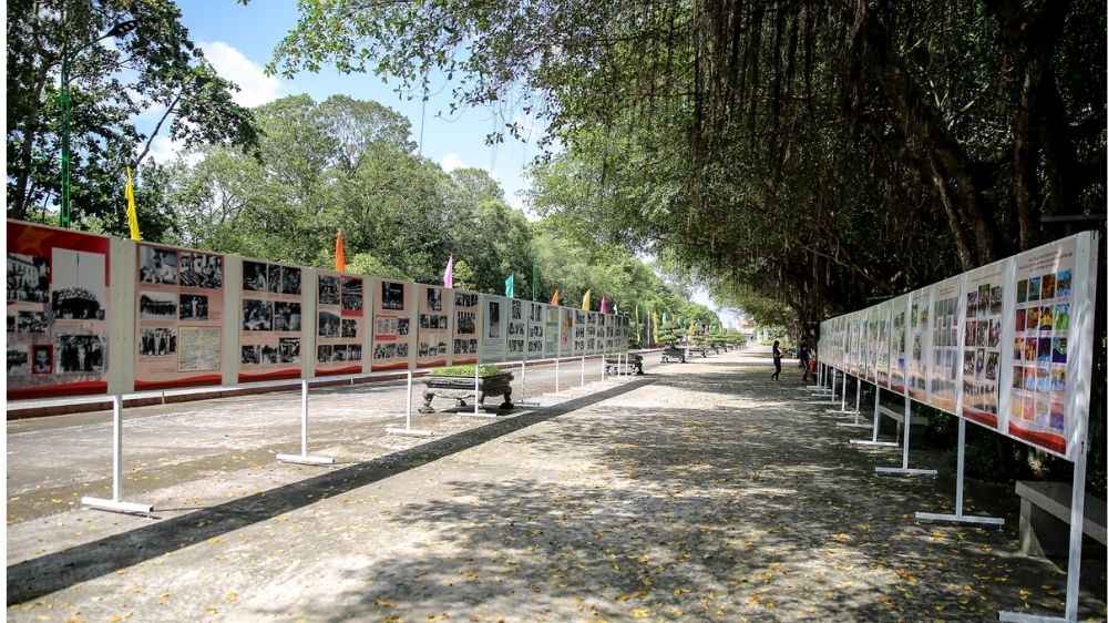 Tham quan, tìm hiểu lịch sử tại Khu tưởng niệm Chủ tịch Hồ Chí Minh