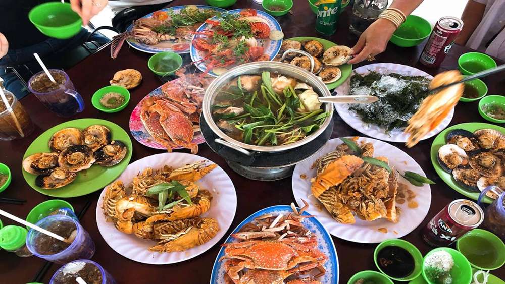 Thưởng thức ẩm thực địa phương