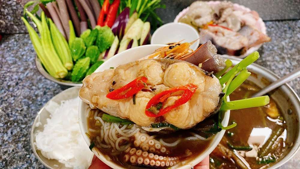 Thưởng thức món lẩu mắm