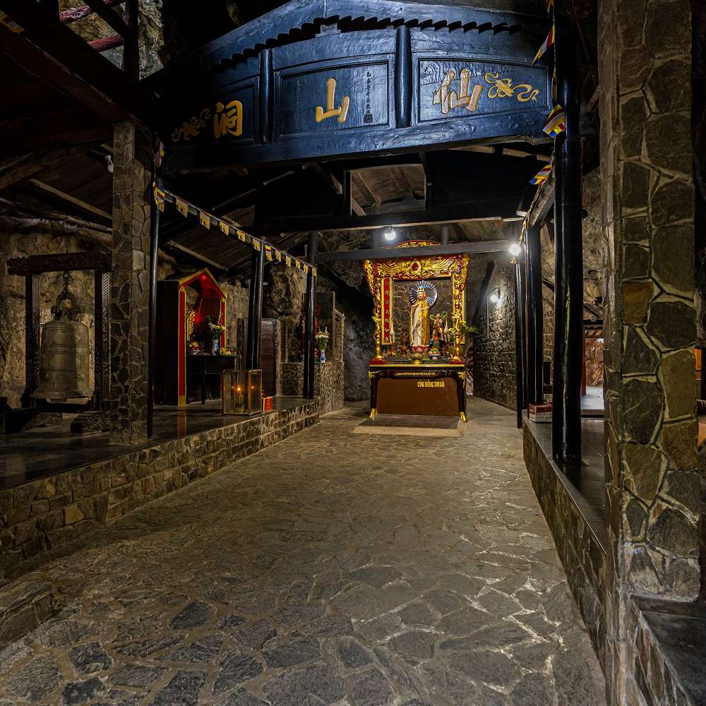 Khu vực Tiên Sơn Tự bên trong động