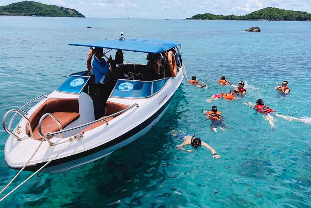 Trải nghiệm các hoạt động vui chơi dưới nước