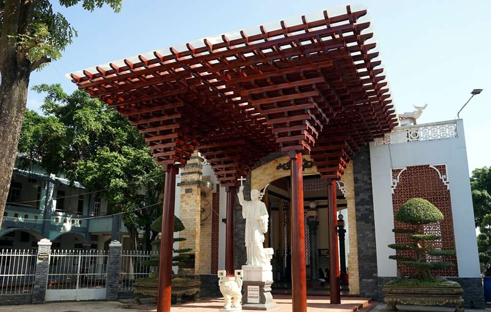Khu vực cầu nguyện tại tượng cha Trương Bửu Diệp